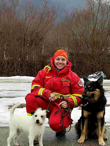 Mantrailing und Wasserortung: Stephanie Obermaier mit Satu und Buddy